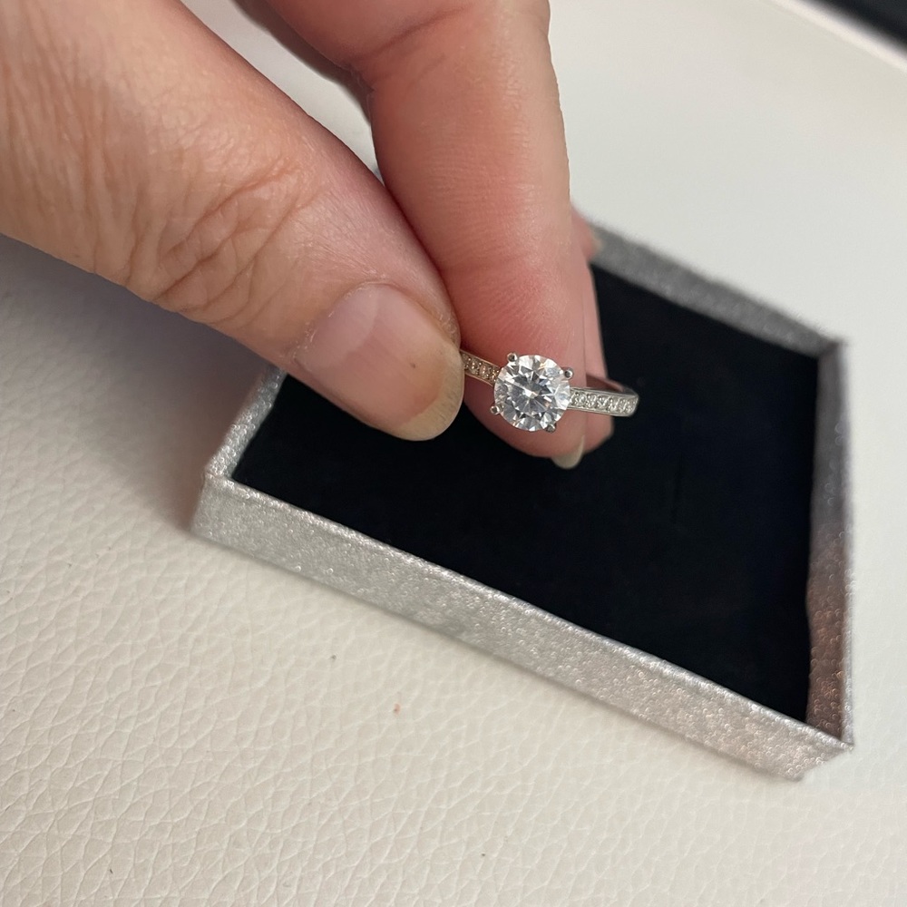 Moissanite solitaire engagement ring - Picture 5 of 8